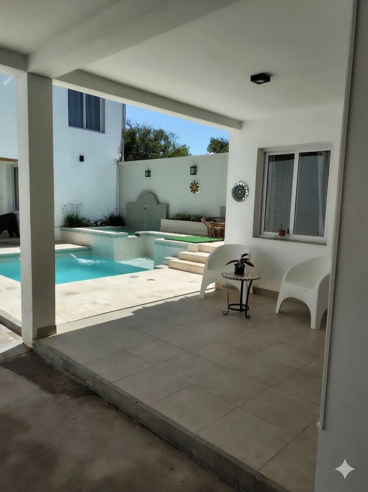 Galería cubierta y pileta